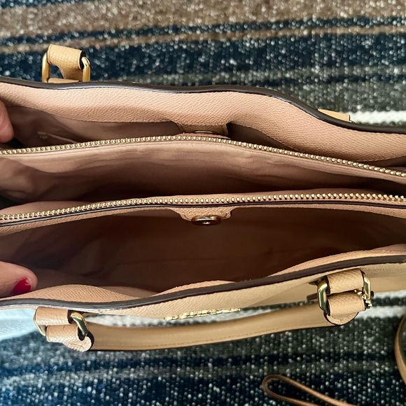 EUC Coach satchel bag and wristlet set…Soft Pink. Great bag. - Picture 3 of 14